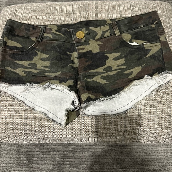 Y2K Camouflage short shorts fit like XS or XXS - Picture 2 of 5
